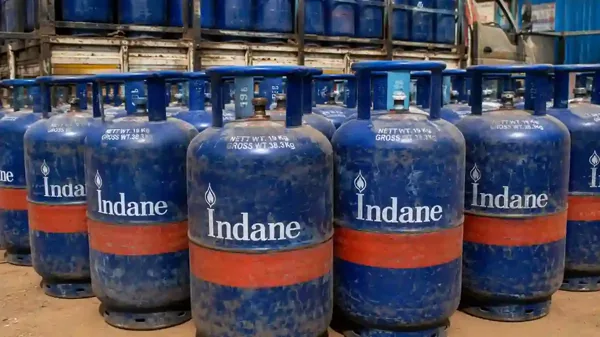 வர்த்தக LPG சிலிண்டர் விலை குறைப்பு; இன்று முதல் புதிய விலை அமல்