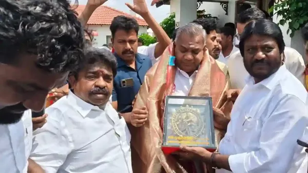 அதிமுகவில் இருந்து விலகிய முன்னாள் எம்.எல்.ஏ. முருகுமாறன் – தவெகவில் இணைந்தார்
