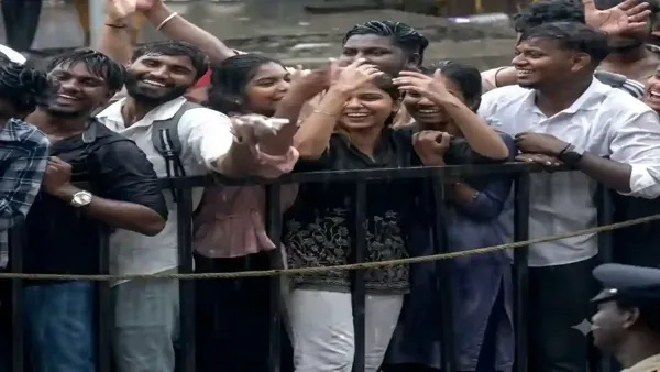 கொட்டும் மழையிலும் நனைந்தபடி முதல்வர் விஜய்க்கு மக்கள் உற்சாக வரவேற்பு