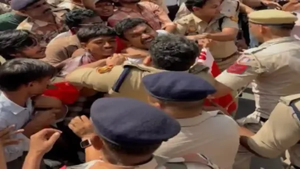 தேர்தல் ஆணையர் பதவி விலகக் கோரி டெல்லியில் போராட்டம்: பாதுகாப்பு தீவிரம்