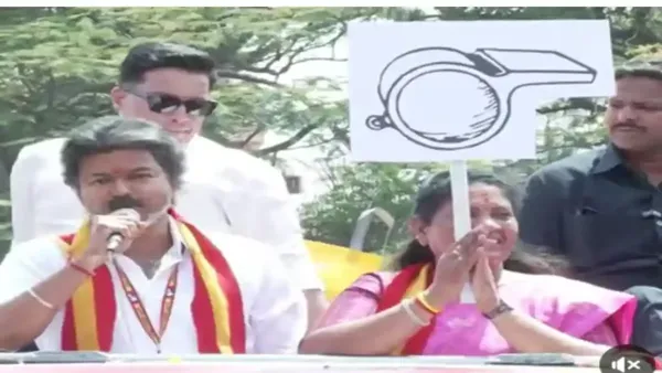 தாராபுரத்தில் விஜய்யின் ரோட் ஷோ தொடங்கியது: சத்யபாமாவுக்கு ஆதரவாக வாக்கு சேகரிப்பு