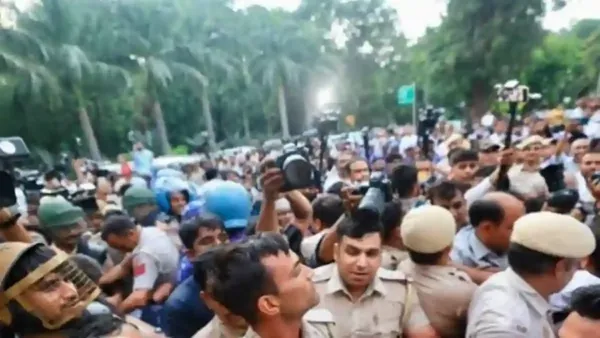 டெல்லியில் எதிர்க்கட்சித் தலைவர்கள் போராட்டம்: மம்தா, கெஜ்ரிவால், பினராயி விஜயன் கைது